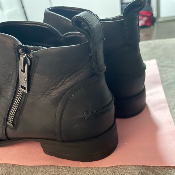 Like new UGG leather boots - Picture 2 of 3